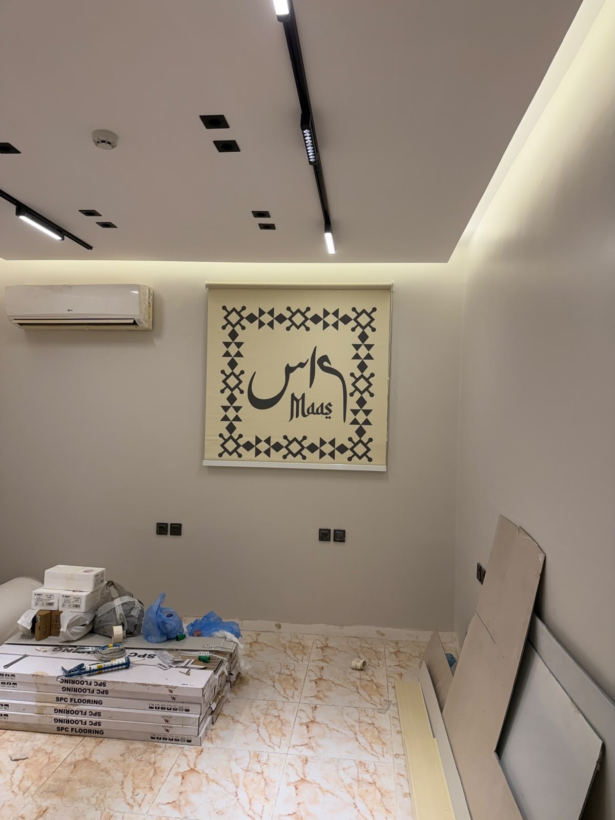 ستارة رول مطبوعة بشعار ماس في محل تجاري