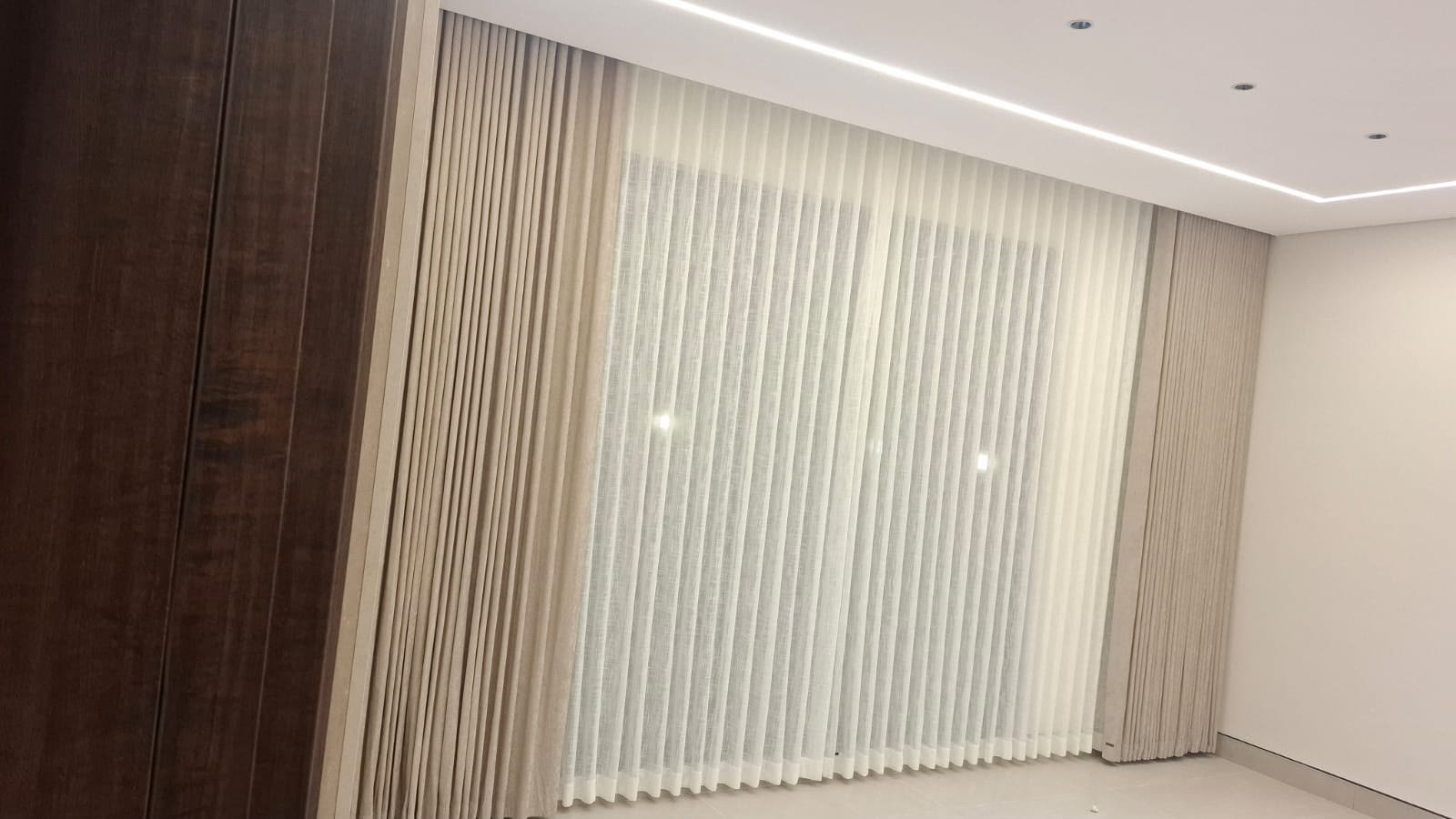 ستائر شفافة مع قماش بيج بإضاءة مخفية في السقف